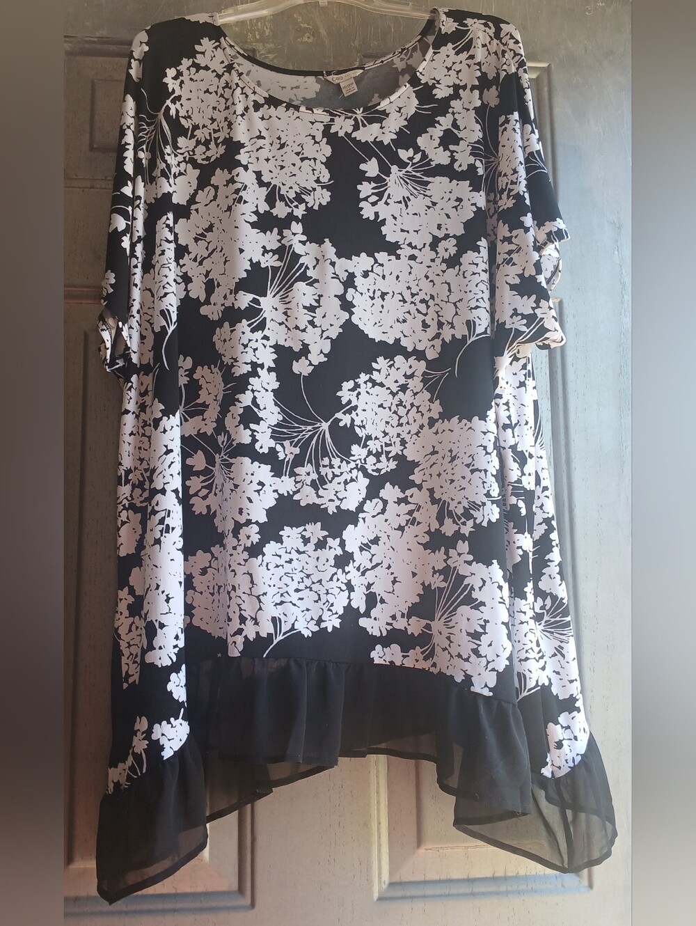 Cato's Black & White Floral Shark Bite Womens Blouse
